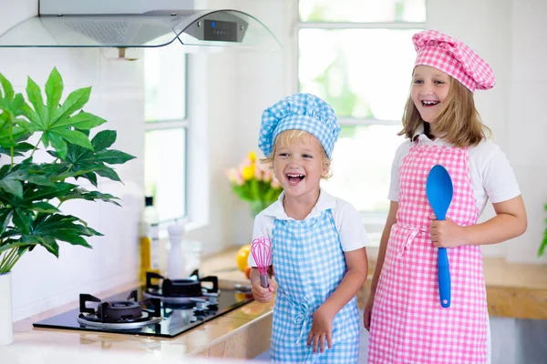 Barn i vitt kök. Barn matlagning. — Stockfoto