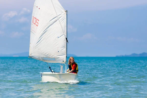 Child sailing. Kid learning to sail on sea yacht. — Stock Photo, Image