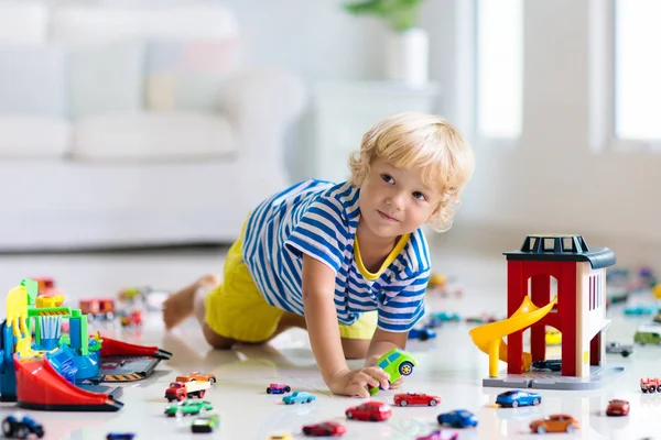 Los niños juegan con coches de juguete. Niños jugando juguetes de coche —  Fotos de Stock