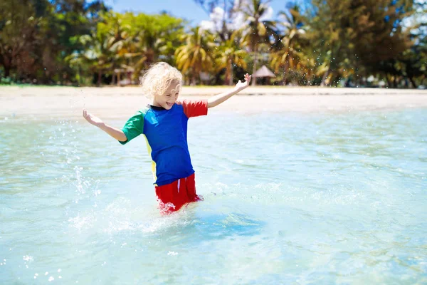 ビーチで遊ぶ子供たち。子供たちは海で遊ぶ. — ストック写真