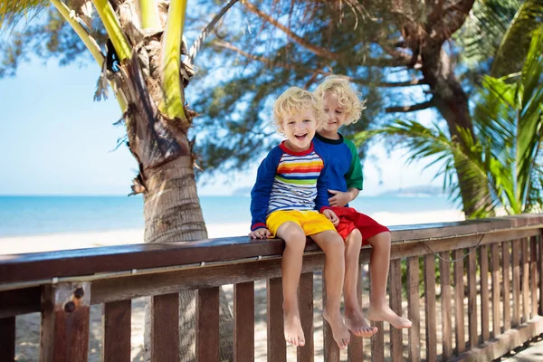Niños en la playa tropical. Niño en vacaciones de verano . —  Fotos de Stock