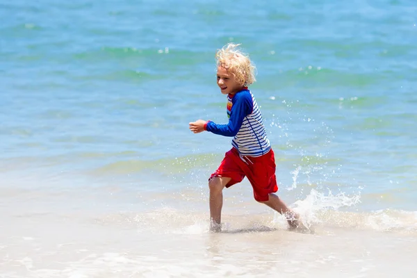 Bambini che giocano sulla spiaggia. I bambini giocano in mare . — Foto Stock