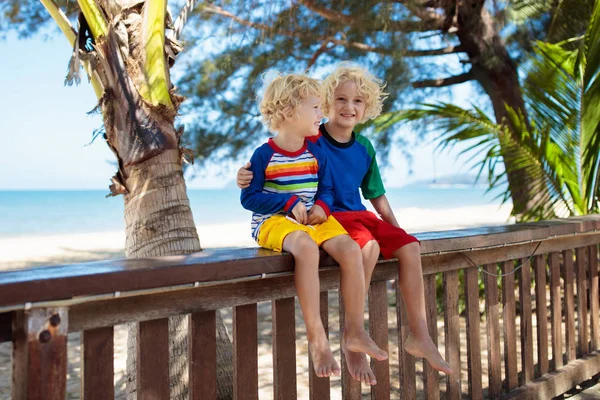 Miúdos na praia tropical. Criança em férias de verão . — Fotografia de Stock