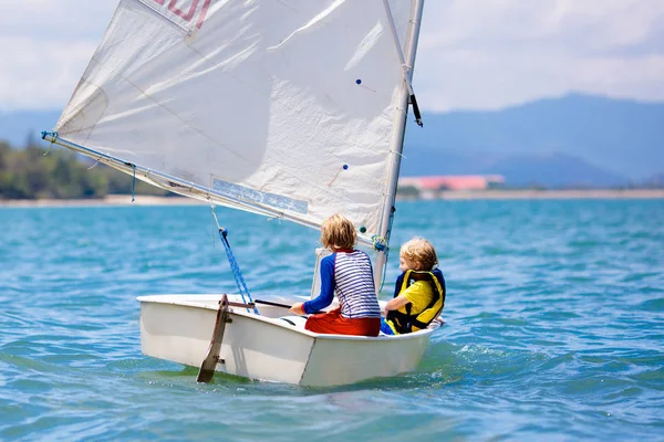 Bambini che navigano. Bambino che impara a navigare su yacht di mare . — Foto Stock