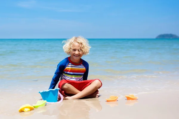 Bambini che giocano sulla spiaggia. I bambini giocano in mare . — Foto Stock