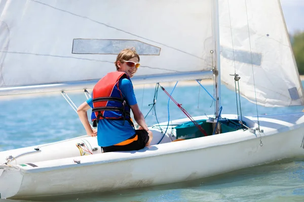 Child sailing. Kid learning to sail on sea yacht. — Stock Photo, Image