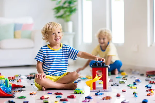 I bambini giocano con le macchinine. Bambini che giocano giocattoli auto — Foto Stock