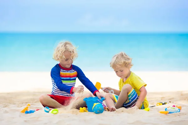 ビーチで遊ぶ子供たち。子供たちは海で遊ぶ. — ストック写真