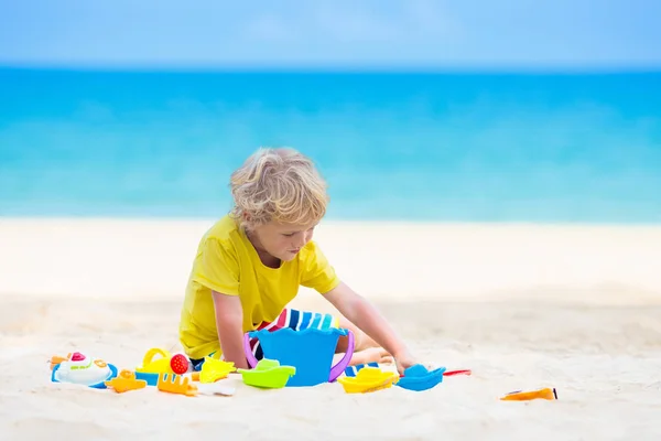 Niños jugando en la playa. Los niños juegan en el mar . — Foto de Stock