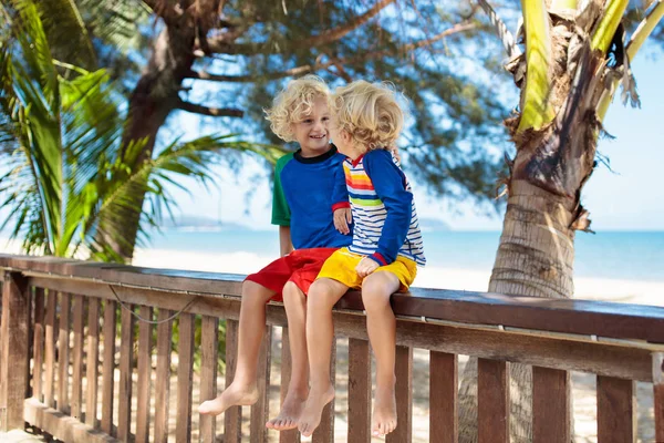 Bambini sulla spiaggia tropicale. Bambino in vacanza estiva . — Foto Stock