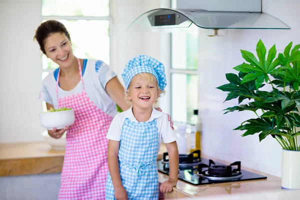 Madre e hijo cocinan. Mamá y el niño cocinan en la cocina — Foto de Stock