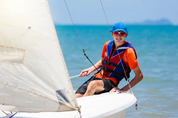 Un hombre navegando. Niño aprendiendo a navegar en yate de mar . —  Fotos de Stock