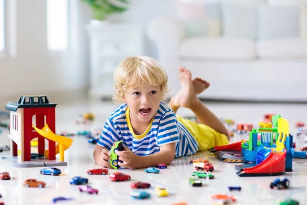 Gyerekek játszanak a játékautók. Gyerek játékautós játékok — Stock Fotó