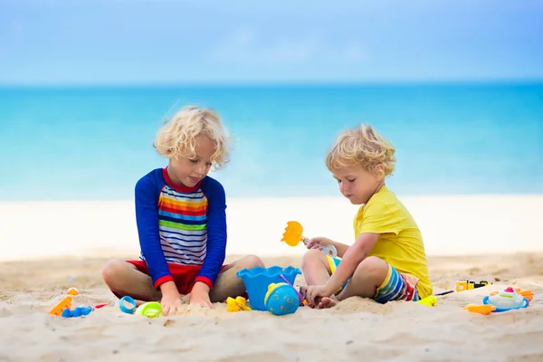 Niños jugando en la playa. Los niños juegan en el mar . —  Fotos de Stock