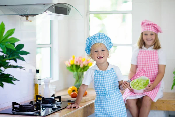 아이들은 흰색 부엌에서 요리합니다. 어린이 요리. — 스톡 사진