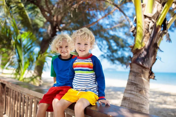 热带海滩的孩子们。暑假的孩子. — 图库照片