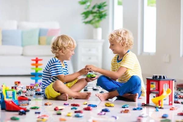 I bambini giocano con le macchinine. Bambini che giocano giocattoli auto — Foto Stock