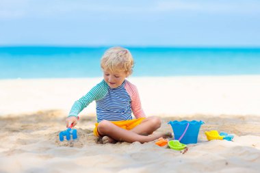Sahilde oynayan çocuklar. Çocuklar denizde oynuyor.