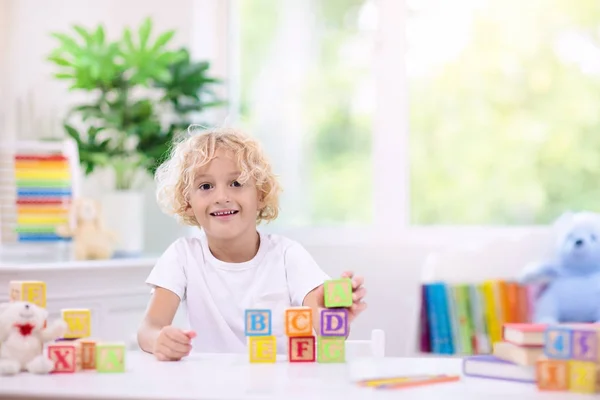 Listy edukacyjne dla dzieci. Kid z drewnianymi blokami ABC — Zdjęcie stockowe