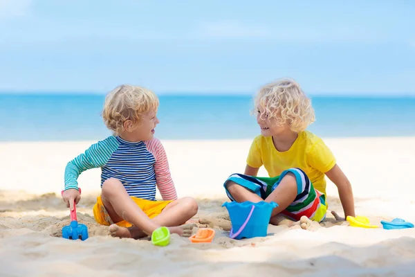 Miúdos a brincar na praia. Crianças brincam no mar . — Fotografia de Stock