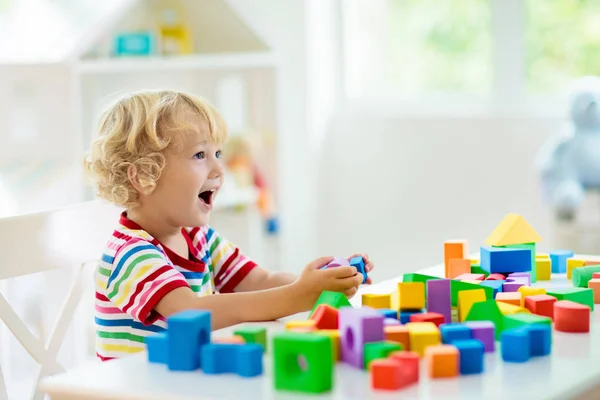 Kids toys. Child building tower of toy blocks. — Stock Photo, Image