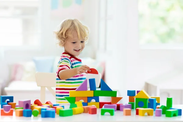 Barn leksaker. Barn bygga torn av leksak block. — Stockfoto