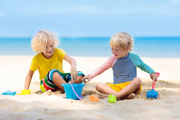 Des enfants qui jouent sur la plage. Les enfants jouent en mer . — Photo