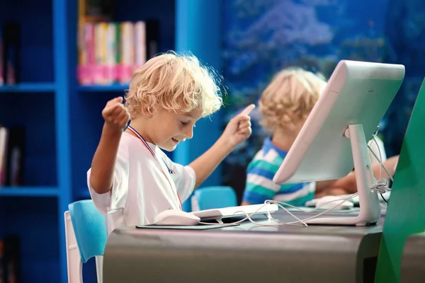 Clase de informática para niños en edad escolar. Estudio de niños . —  Fotos de Stock