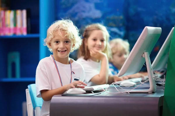 Aula de informática para miúdos da escola. Estudo de crianças . — Fotografia de Stock