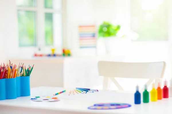 Dormitorio para niños con materiales de madera, pintura y arte . —  Fotos de Stock