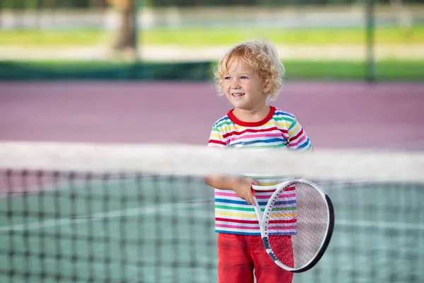 Bambino che gioca a tennis sul campo all'aperto — Foto Stock