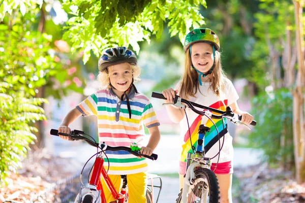 Діти на велосипеді. Діти на велосипеді. Дитячий велосипед . — стокове фото