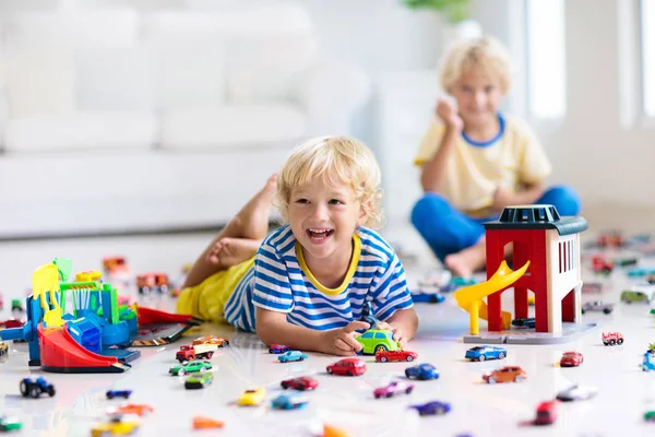 I bambini giocano con le macchinine. Bambini che giocano giocattoli auto — Foto Stock