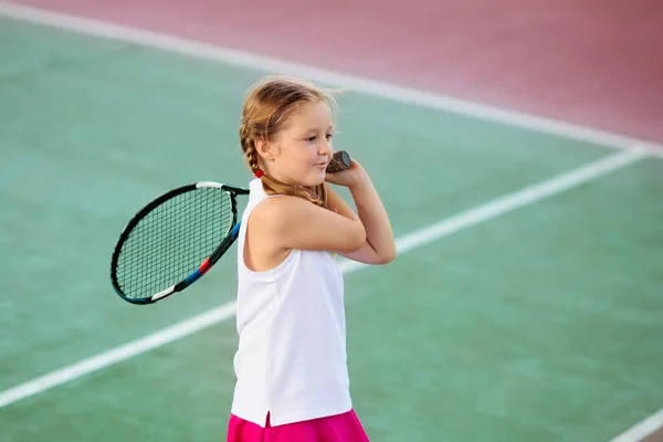 Дитина грає в теніс на відкритому корті — стокове фото