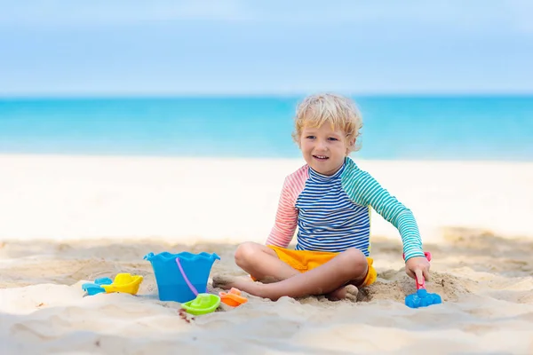 Kids playing on beach. Children play at sea. — Stock Photo, Image