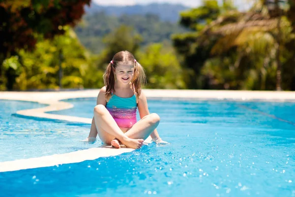 Niño en la piscina. Vacaciones de verano con niños . — Foto de Stock