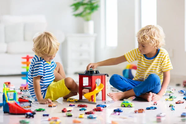 Gyerekek játszanak a játékautók. Gyerek játékautós játékok — Stock Fotó