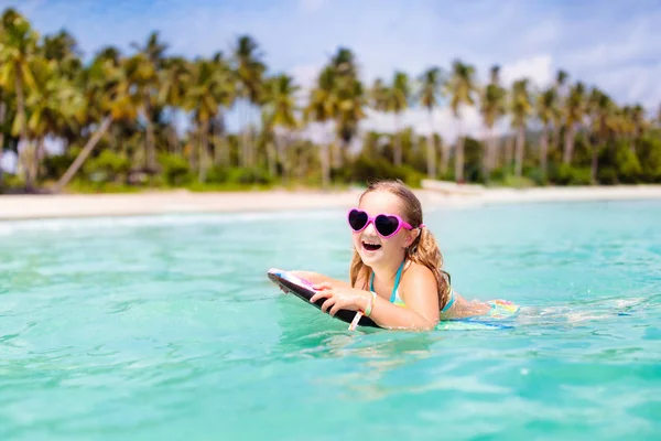 Los niños surfean en la playa tropical. Vacaciones con niños . — Foto de Stock