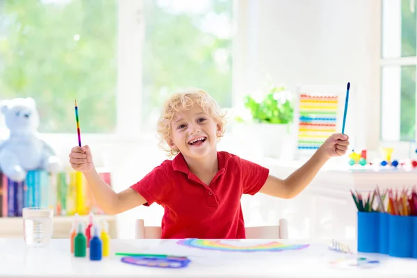 Barn målarfärg. Barn målning. Liten pojke ritning. — Stockfoto