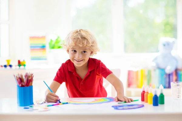 Os miúdos pintam. Pintura infantil. Menino desenho . — Fotografia de Stock