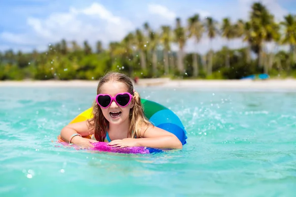 Bambino sulla spiaggia tropicale. Vacanze al mare con bambini . — Foto Stock