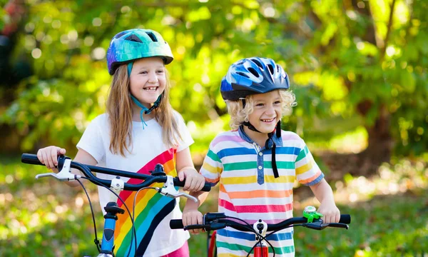 自転車に乗った子供たち自転車に乗っている子供たち。チャイルドバイク. — ストック写真