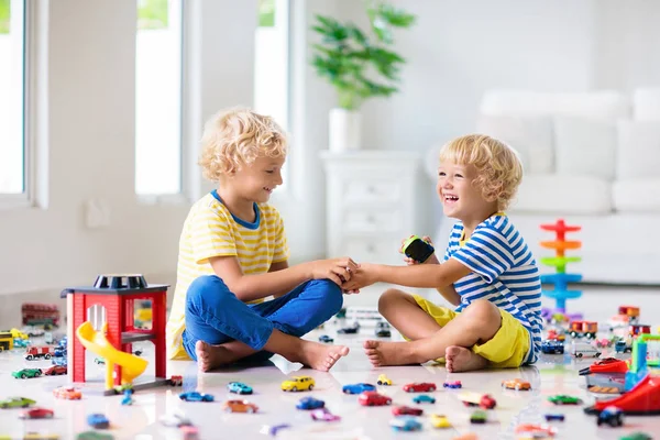 I bambini giocano con le macchinine. Bambini che giocano giocattoli auto — Foto Stock