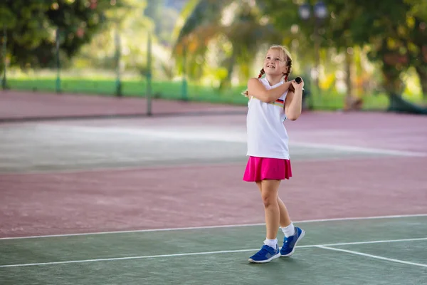 Dítě hrající tenis na venkovní kurt — Stock fotografie