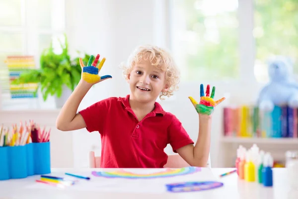 Barn målarfärg. Barn målning. Liten pojke ritning. — Stockfoto