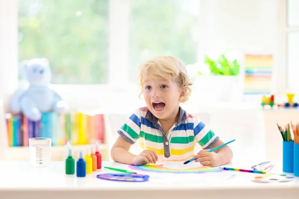 Kinder malen. Kindermalerei. Kleiner Junge zeichnet. — Stockfoto