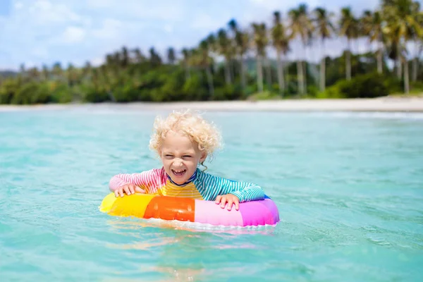 Criança na praia tropical. Férias no mar com crianças . — Fotografia de Stock