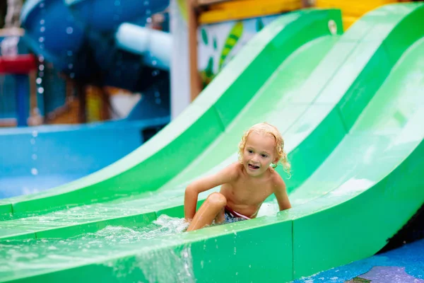 Kinder im Aquapark. Kind im Schwimmbad. — Stockfoto