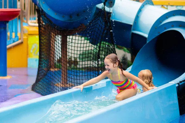 Miúdos no parque aquático. Criança na piscina . — Fotografia de Stock