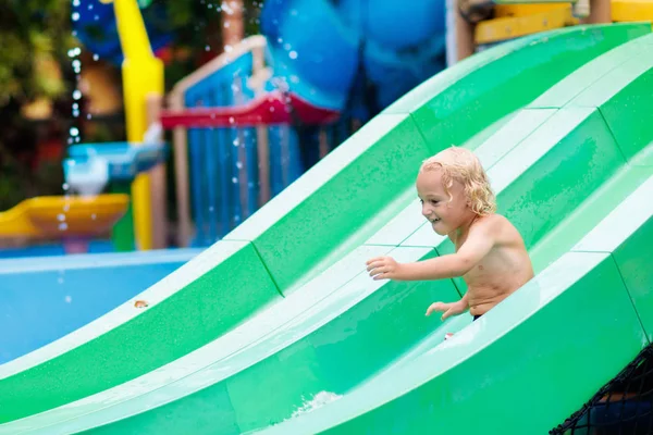 Aqua Park'taki çocuklar. Yüzme havuzundaki çocuk. — Stok fotoğraf